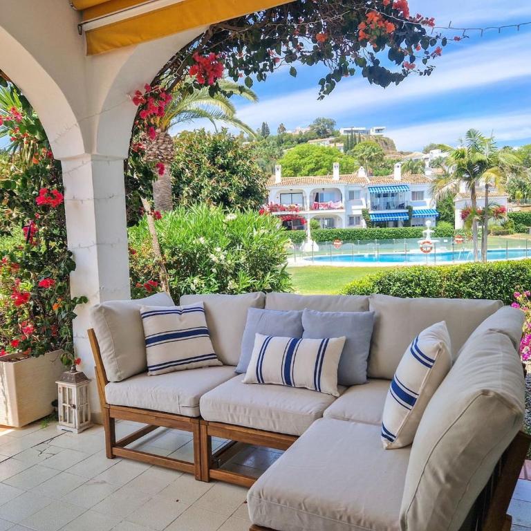 Modern Two bedroom apartment in Pueblo Cortes del Golf Benahavis - Apartamento de 2 dormitorios con vistas al jardín - 1