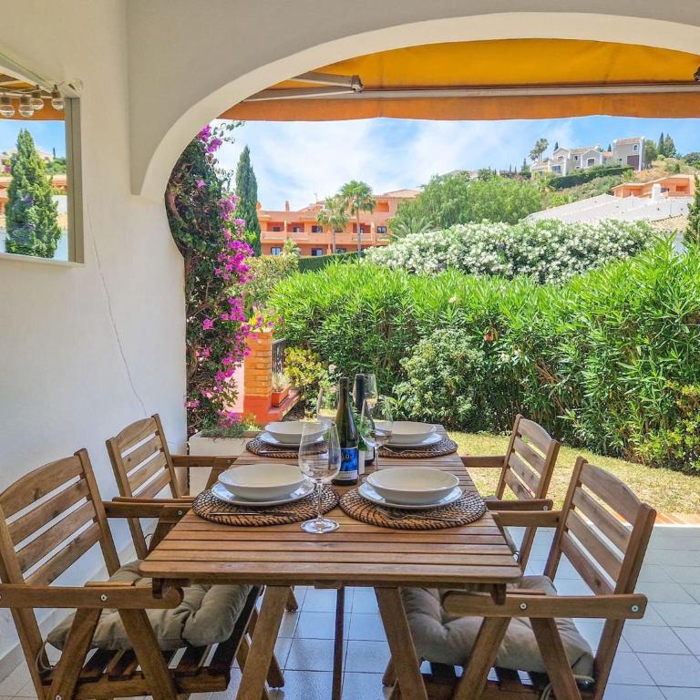 Modern Two bedroom apartment in Pueblo Cortes del Golf Benahavis - Apartamento de 2 dormitorios con vistas al jardín - 4