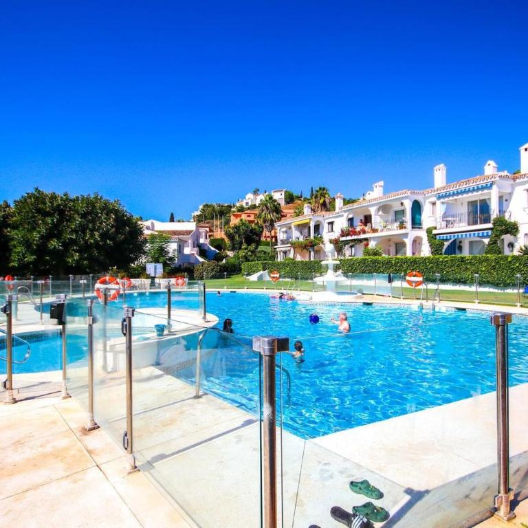 Modern Two bedroom apartment in Pueblo Cortes del Golf Benahavis - Apartamento de 2 dormitorios con vistas al jardín - 28