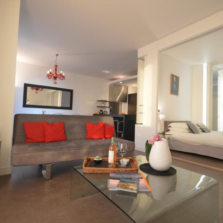 " Palais Miramar La Suite Rouge " Vue Mer -Croisette Emplacement Unique - 20M Plage - WIFI - Clim - Appartement 1 Chambre - 2