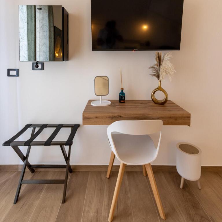 Armony Luxury Suites - Deluxe Double Room with Balcony - 5
