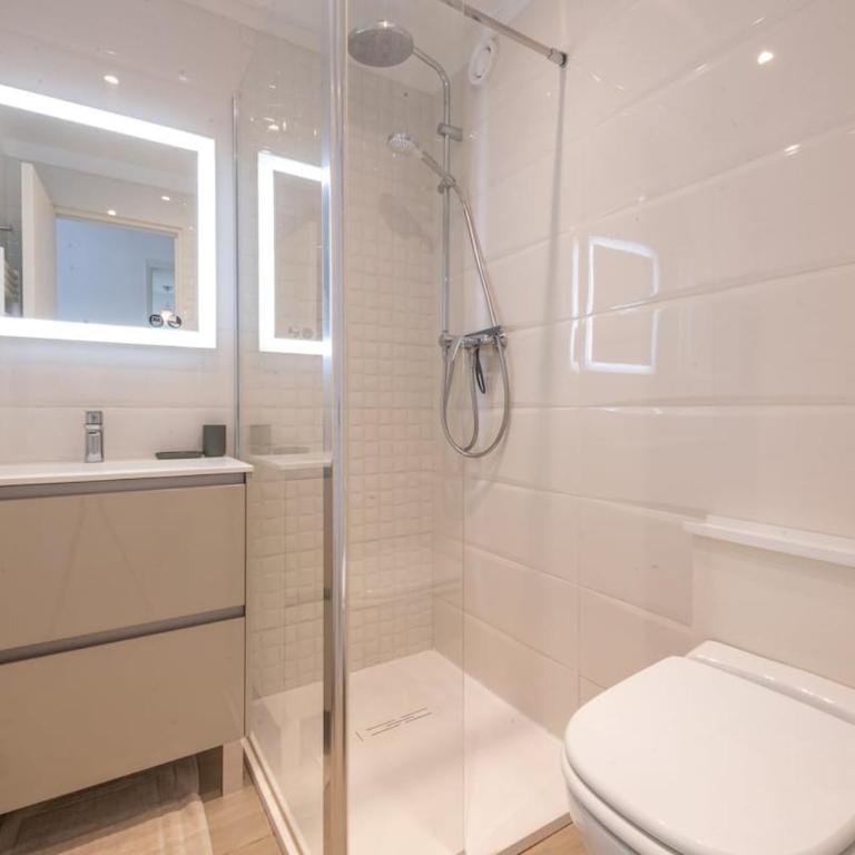 2-Bedroom Apartment with Sea View, Pool & Tennis Cannes - Apartment - 11