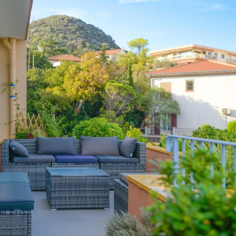 Sea View Apartment with Large Terrace & 2 Bathrooms Mandelieu - Apartment - 11
