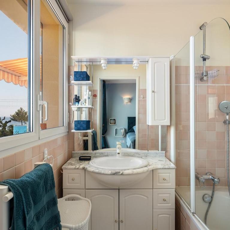 Sea View Apartment with Large Terrace & 2 Bathrooms Mandelieu - Apartment - 19