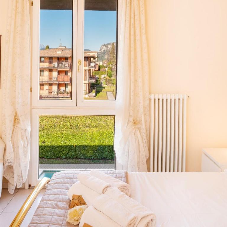 Elena Apartment - Free Secure Parking - Center - Pool - View Lake - One-Bedroom Apartment - 10