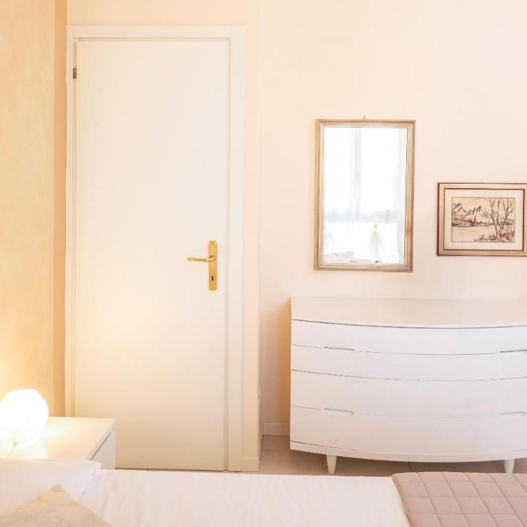 Elena Apartment - Free Secure Parking - Center - Pool - View Lake - One-Bedroom Apartment - 12