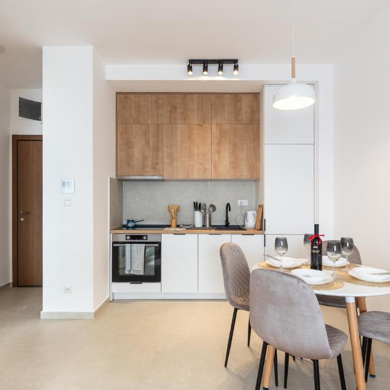TRE Apartments - Apartment with Balcony - 3