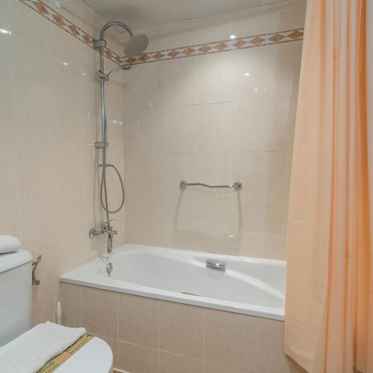Golf View Apartment, 2 Bedrooms, 2 Bathrooms, Pools,Torrequebrada - Two-Bedroom Apartment with Mountain View - 13