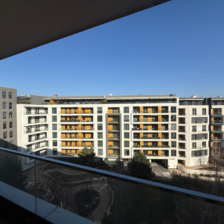 Central Garden grand luxurious apt - Three-Bedroom Apartment - 19