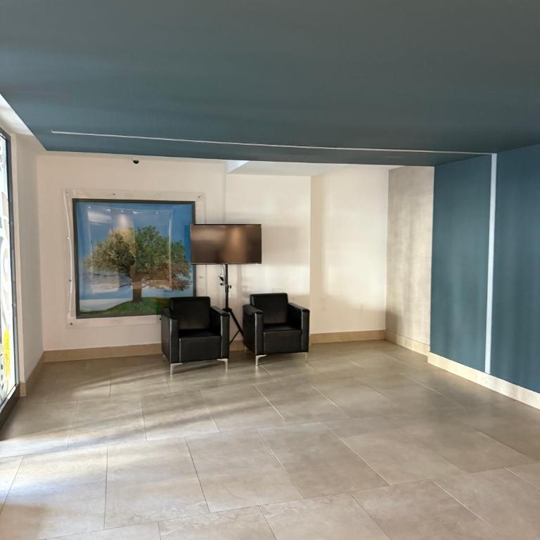 Central Garden grand luxurious apt - Three-Bedroom Apartment - 20