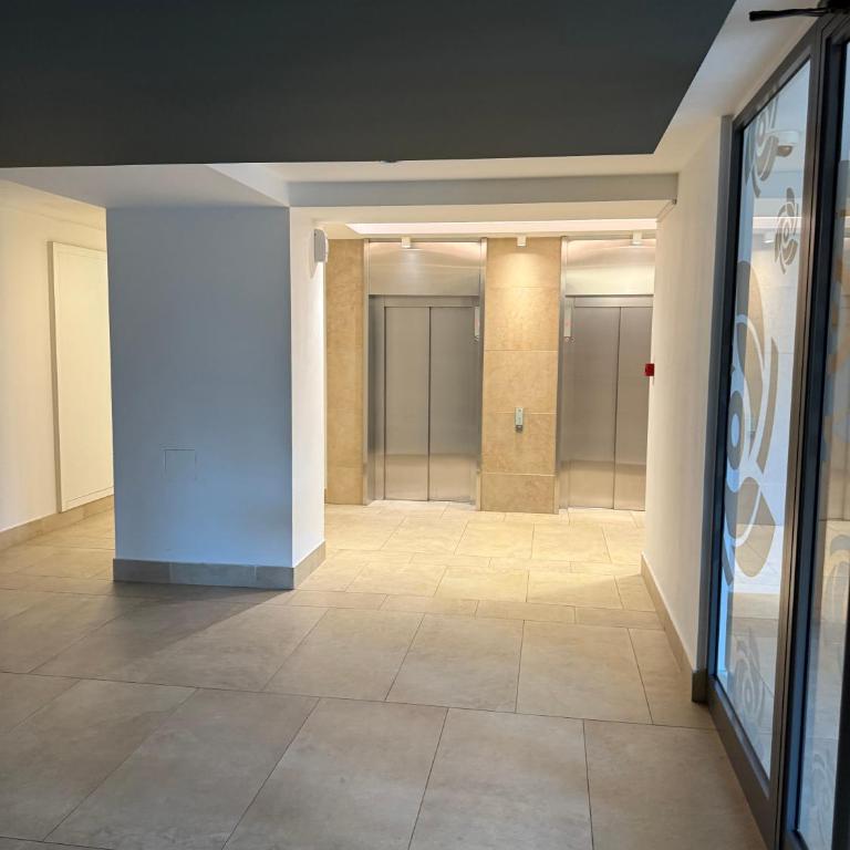 Central Garden grand luxurious apt - Three-Bedroom Apartment - 23