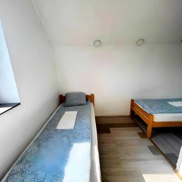 Belgrade Hostel Shambala - Dvokrevetna Soba sa Bračnim Krevetom/Zasebnim Krevetima i Zajedničkim Kupatilom - 4