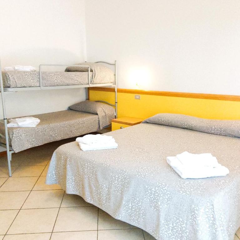 Hotel Etna - Hotel per Coppie e Famiglie con Parcheggio e Spiaggia - Camera Quadrupla con Balcone - 10