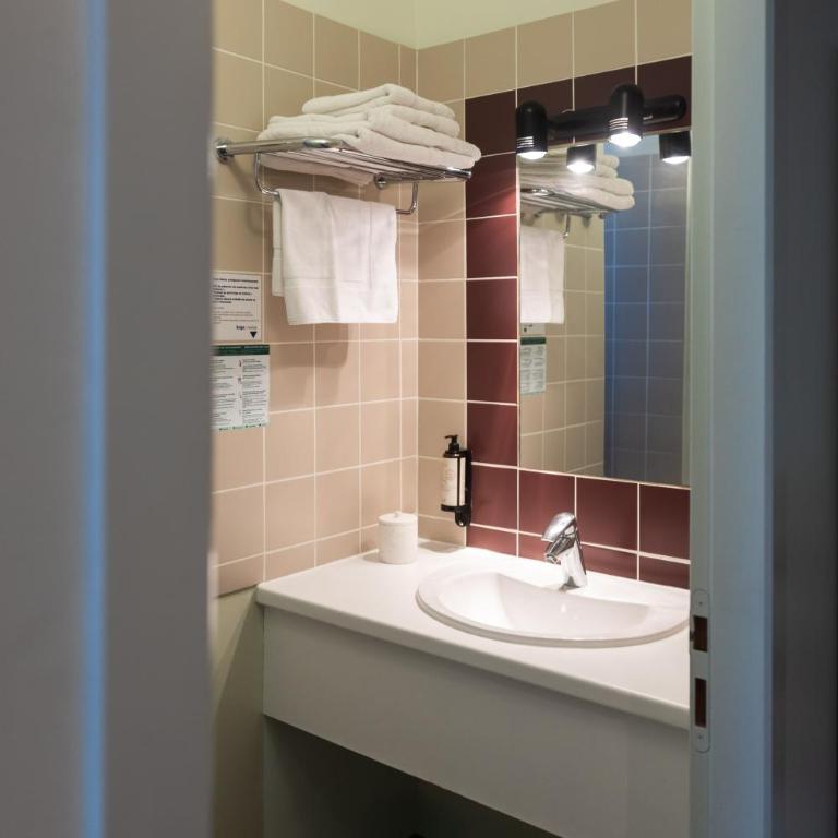 Hôtel les jardins du canal - piscine chauffée à 28 degrés - parking gratuit - garage - bornes électriques - accueil vélos et motos - kids friendly-solaire ecoresponsable - Chambre Familiale - 3
