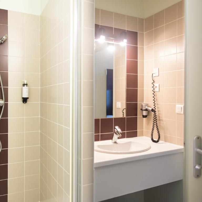 Hôtel les jardins du canal - piscine chauffée à 28 degrés - parking gratuit - garage - bornes électriques - accueil vélos et motos - kids friendly-solaire ecoresponsable - Chambre Double Standard - 7