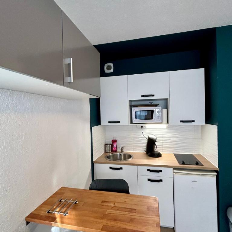 AStudio Lumineux à la plage, situation idéale commerces, bateaux ,restaurant à 20 m , Plage à 50 m, idéal pour un séjour reposant - Appartement 1 Chambre - 4