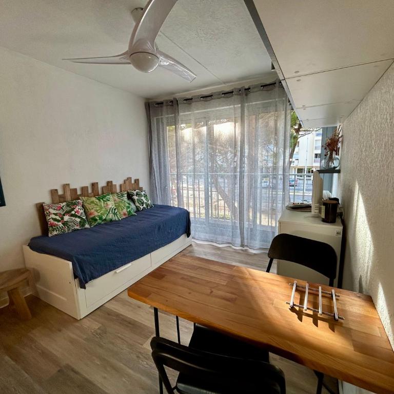 AStudio Lumineux à la plage, situation idéale commerces, bateaux ,restaurant à 20 m , Plage à 50 m, idéal pour un séjour reposant - Appartement 1 Chambre - 2