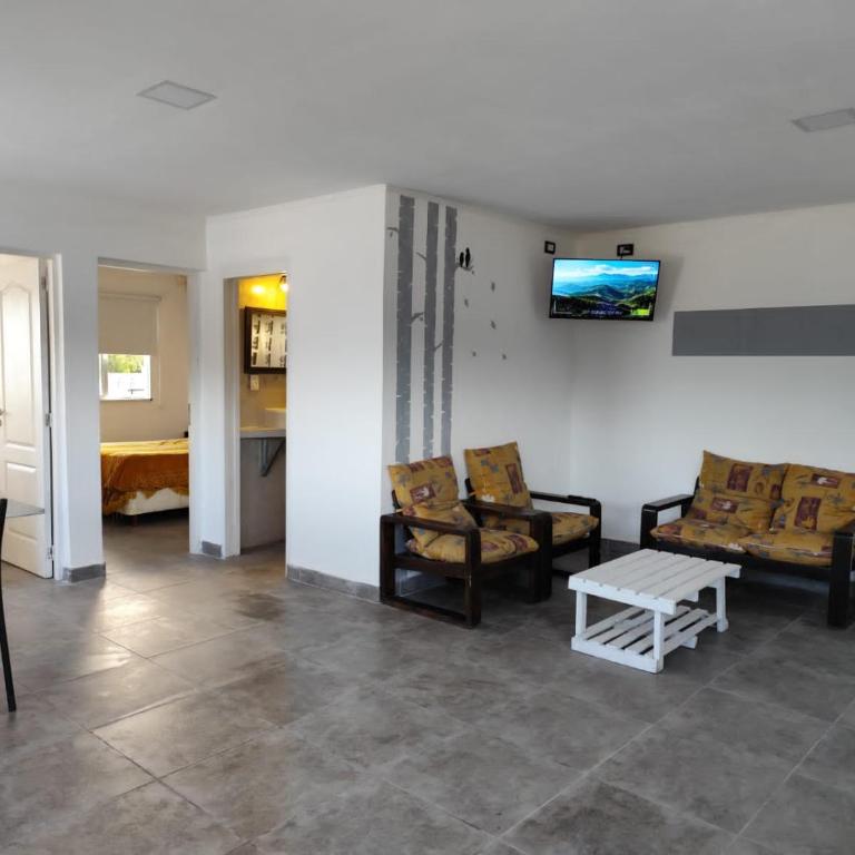 Hermoso depto con pileta en Santa Elena - Two-Bedroom Apartment - 4
