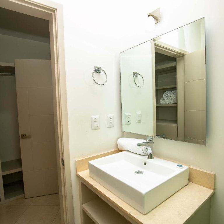 Elegant Condo at Playa Brujas with Ocean View - Apartment - 36