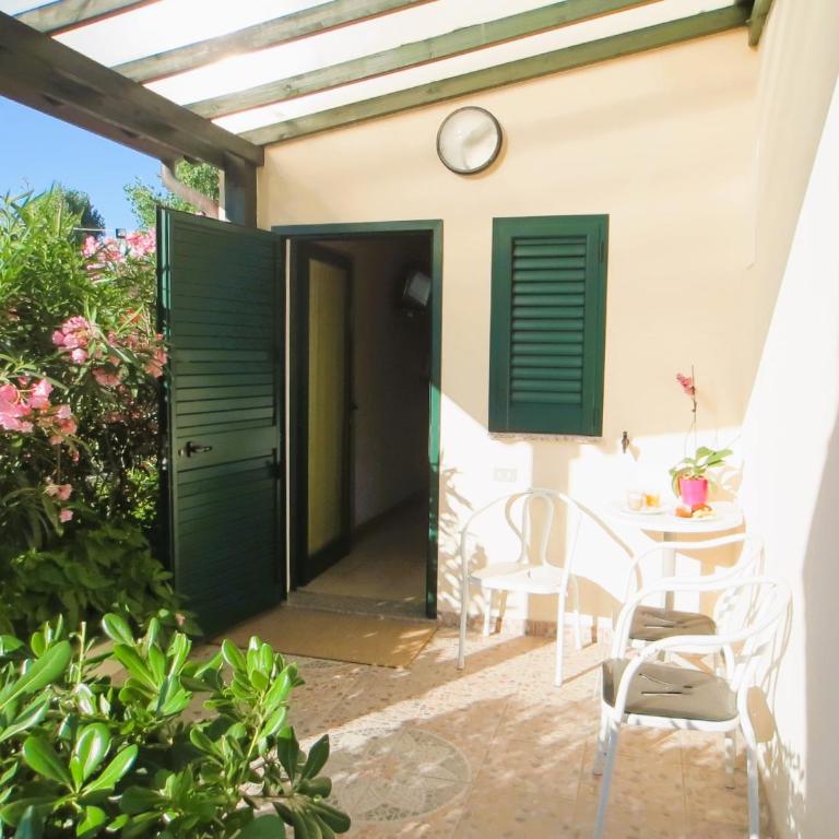 Hotel Etna - Hotel per Coppie e Famiglie con Parcheggio e Spiaggia - Camera Matrimoniale con Patio - 2