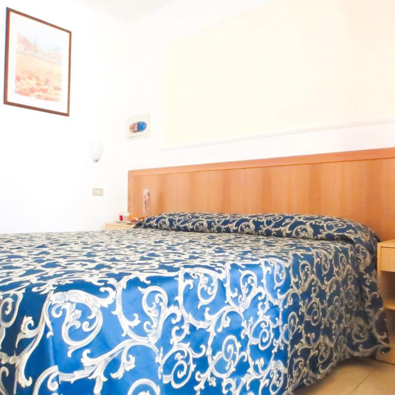 Hotel Etna - Hotel per Coppie e Famiglie con Parcheggio e Spiaggia - Camera Matrimoniale con Patio - 1