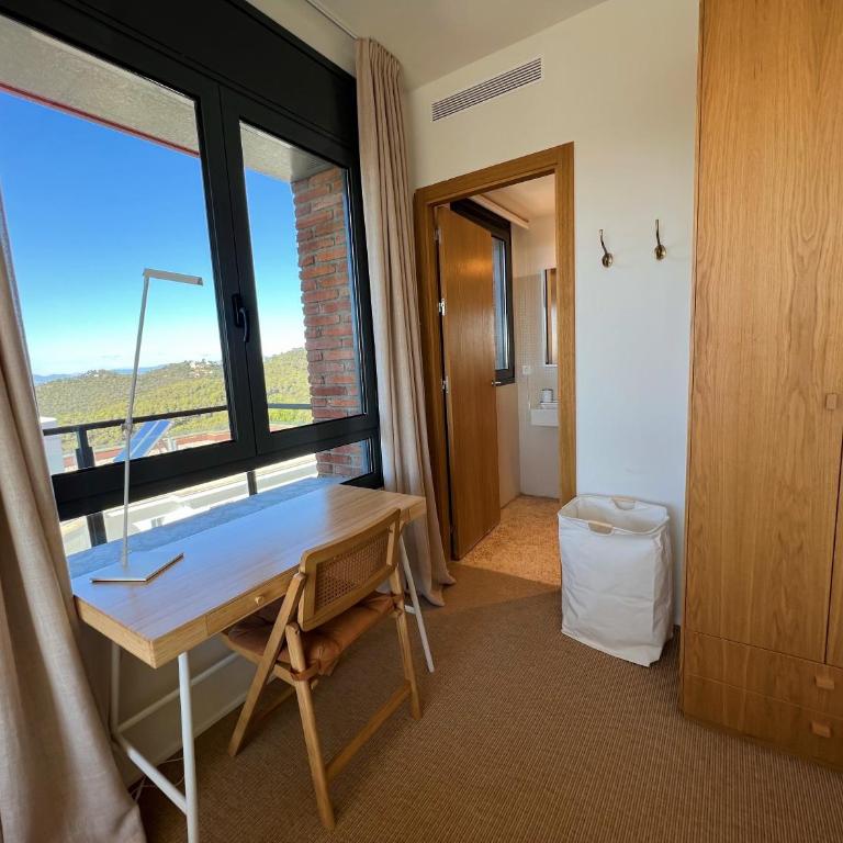 Circles House Coliving & Coworking - King Room with Balcony - 5