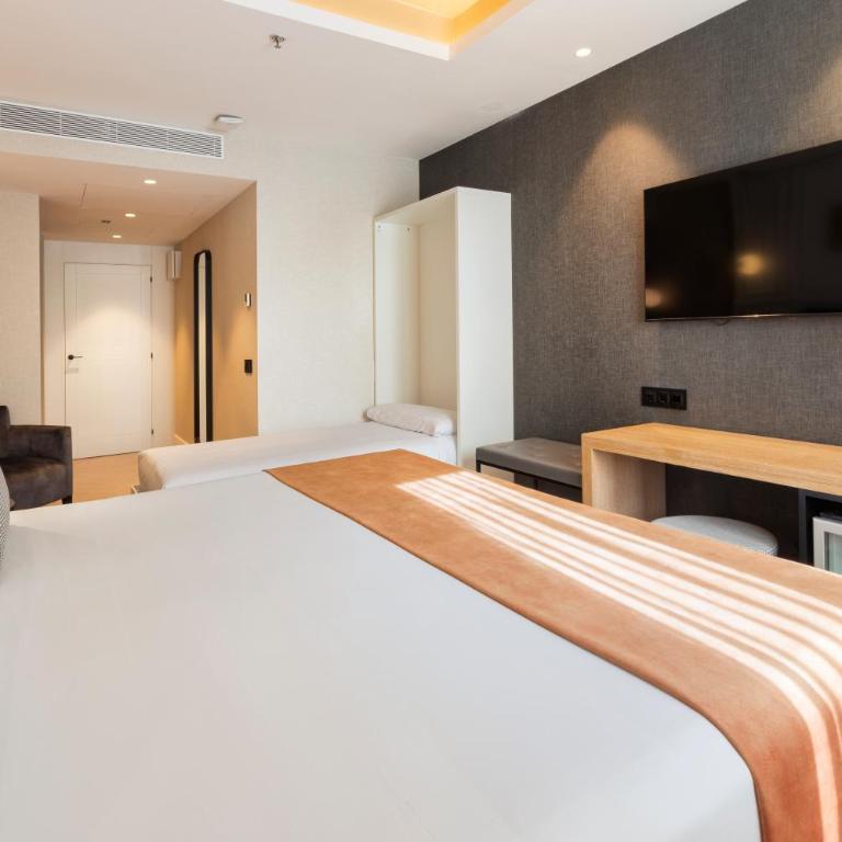 Catalonia Goya - Exterior Premium Triple Room - 4