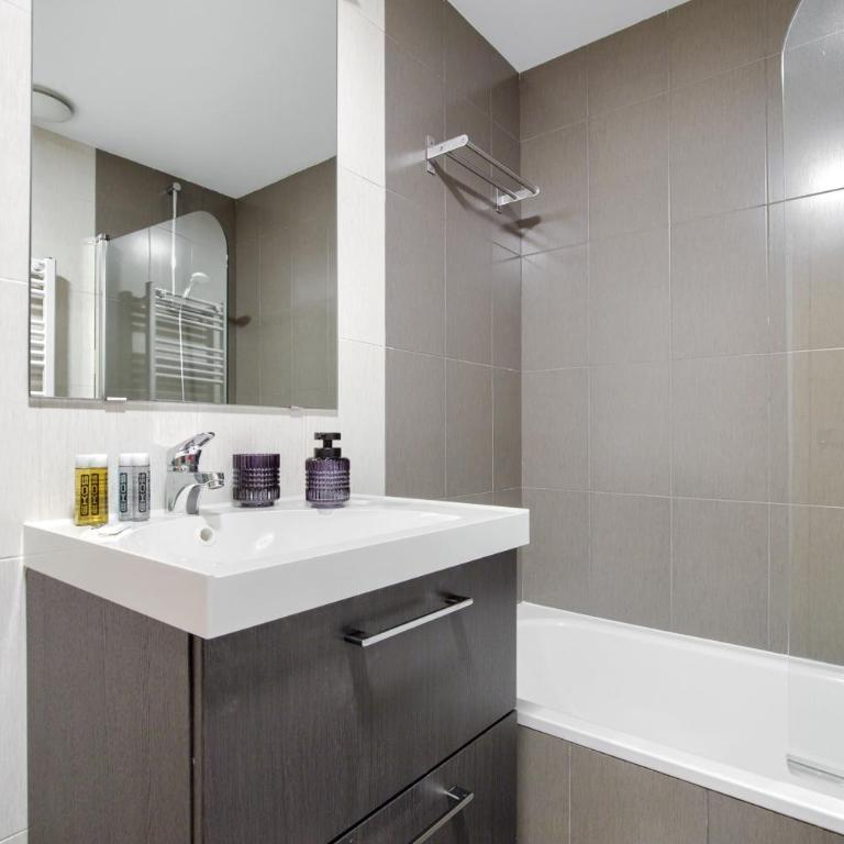 Espectacular 3 hab Valdebebas Aeropuerto 7 min - Three-Bedroom Apartment - 13