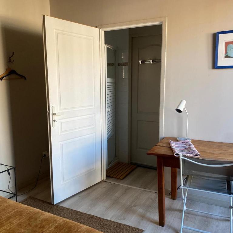 CALME , PROCHE du Centre, Grande Terrasse, Petit déjeuner - Chambre Simple avec Terrasse - 4