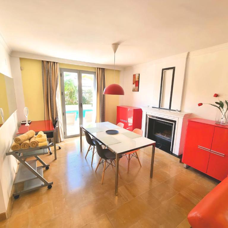 Stunning Home with Outdoor Swimmingpool, 4 Bedrooms and Wifi - Four-Bedroom House - 9