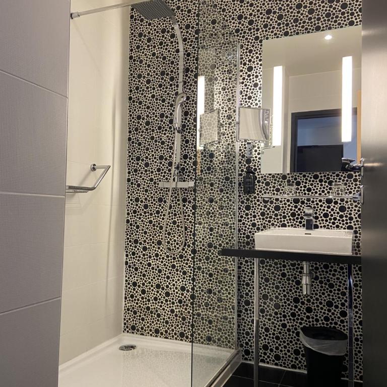 Kyriad Prestige Perpignan Centre Gare - Suite avec Lit Double et 2 Lits Simples - 4