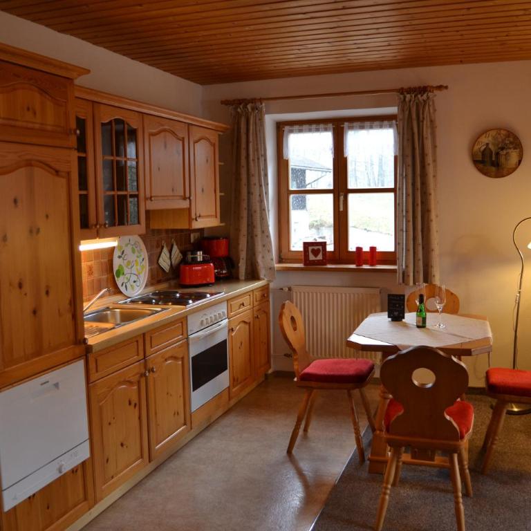 Ferienwohnungen Kressenlehen - Apartment mit 1 Schlafzimmer und Balkon - 2