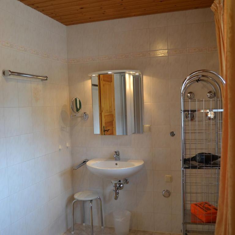 Ferienwohnungen Kressenlehen - Apartment mit 2 Schlafzimmern und Balkon - 6