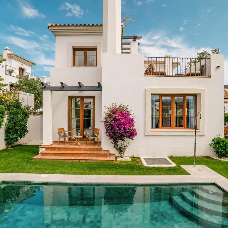 Villa con piscina climatizada y vistas al Golf - Villa - 1
