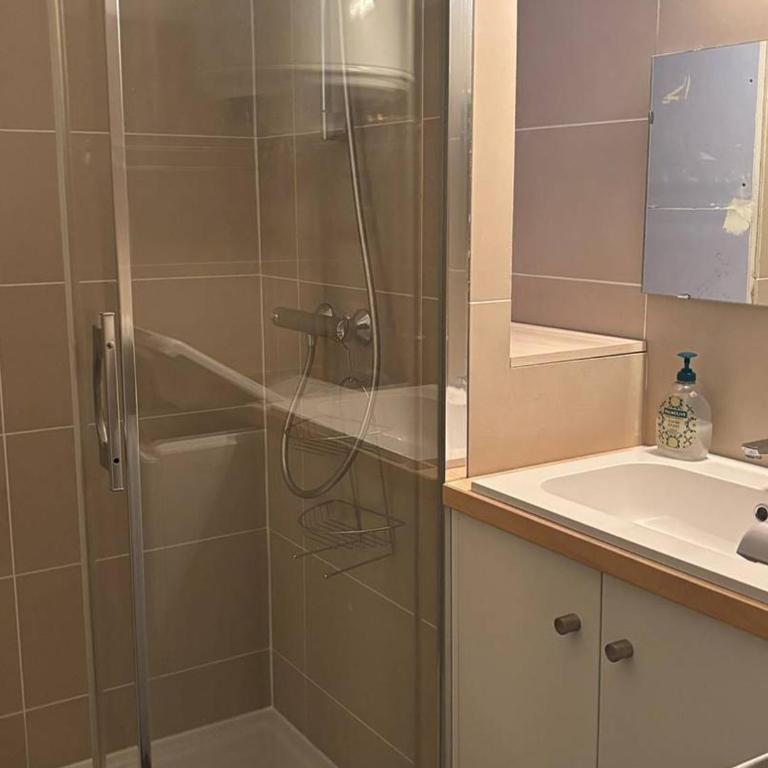 Studio cosy avec balcon, parking et Wifi - 2 pers, proche thermes et centre ville - Studio - 5