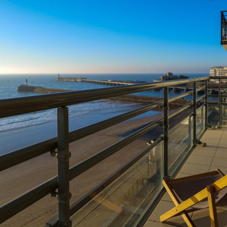Appartement avec vue imprenable sur la baie des Sables d'Olonne et le chenal - 4 personnes - Two-Bedroom Apartment with Ocean View - 6