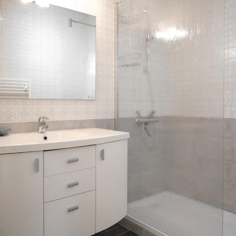 Appartement avec vue imprenable sur la baie des Sables d'Olonne et le chenal - 4 personnes - Two-Bedroom Apartment with Ocean View - 9