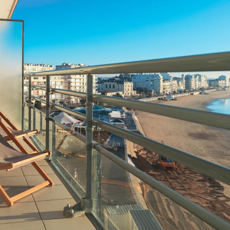 Appartement avec vue imprenable sur la baie des Sables d'Olonne et le chenal - 4 personnes - Two-Bedroom Apartment with Ocean View - 3