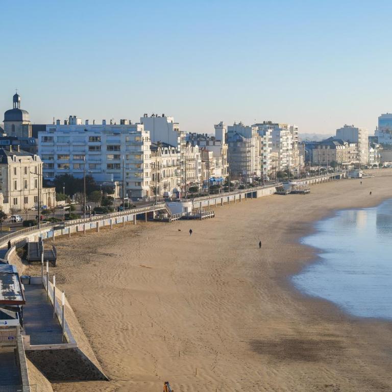Appartement avec vue imprenable sur la baie des Sables d'Olonne et le chenal - 4 personnes - Two-Bedroom Apartment with Ocean View - 21