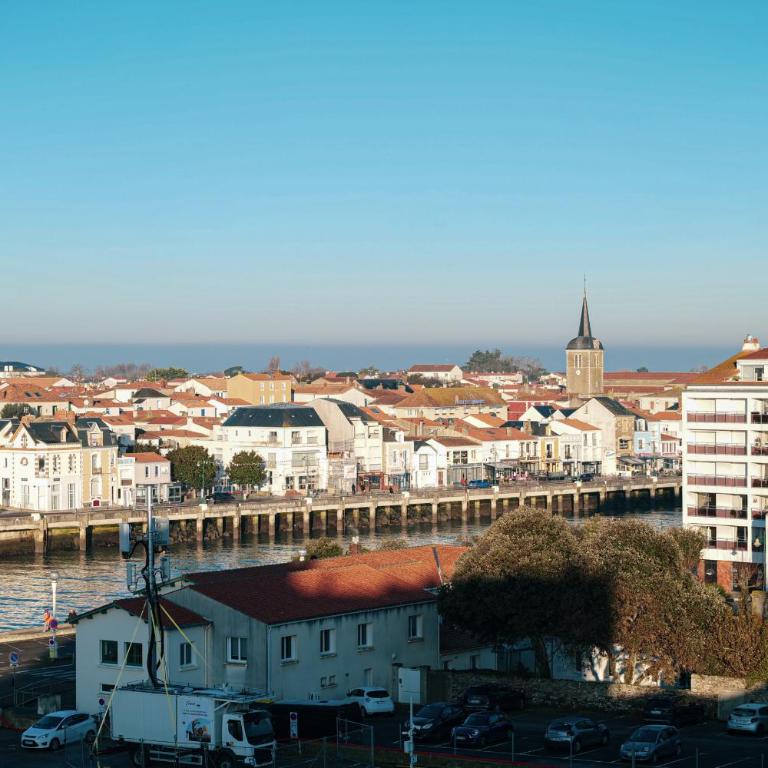 Appartement avec vue imprenable sur la baie des Sables d'Olonne et le chenal - 4 personnes - Two-Bedroom Apartment with Ocean View - 24