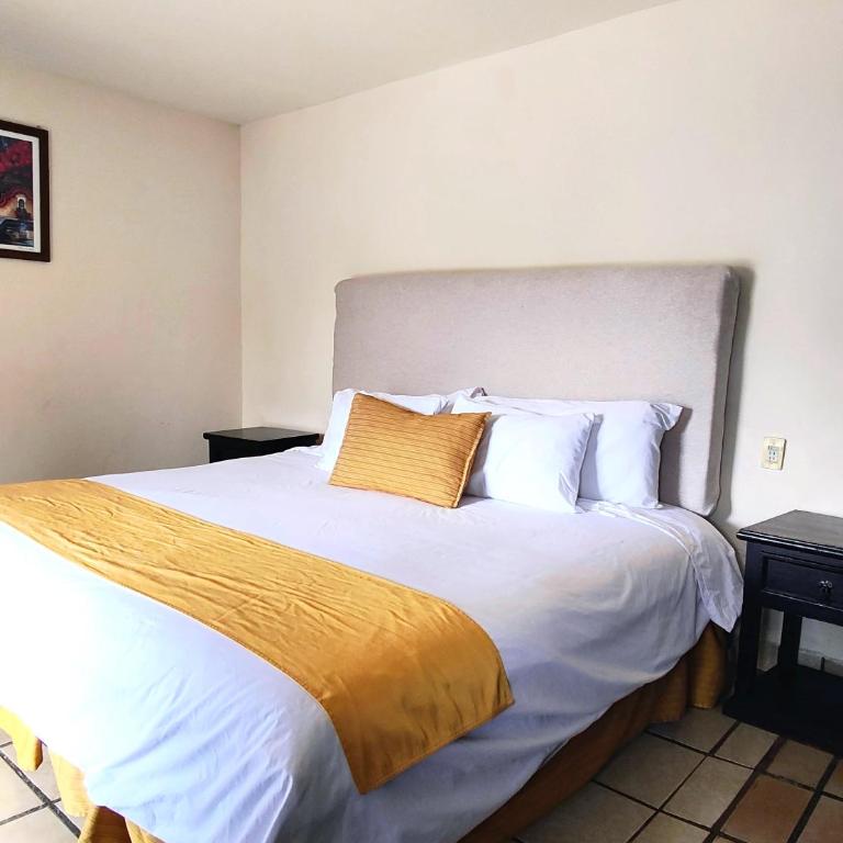 Hotel Jardines del Centro - Standard King Room - 1