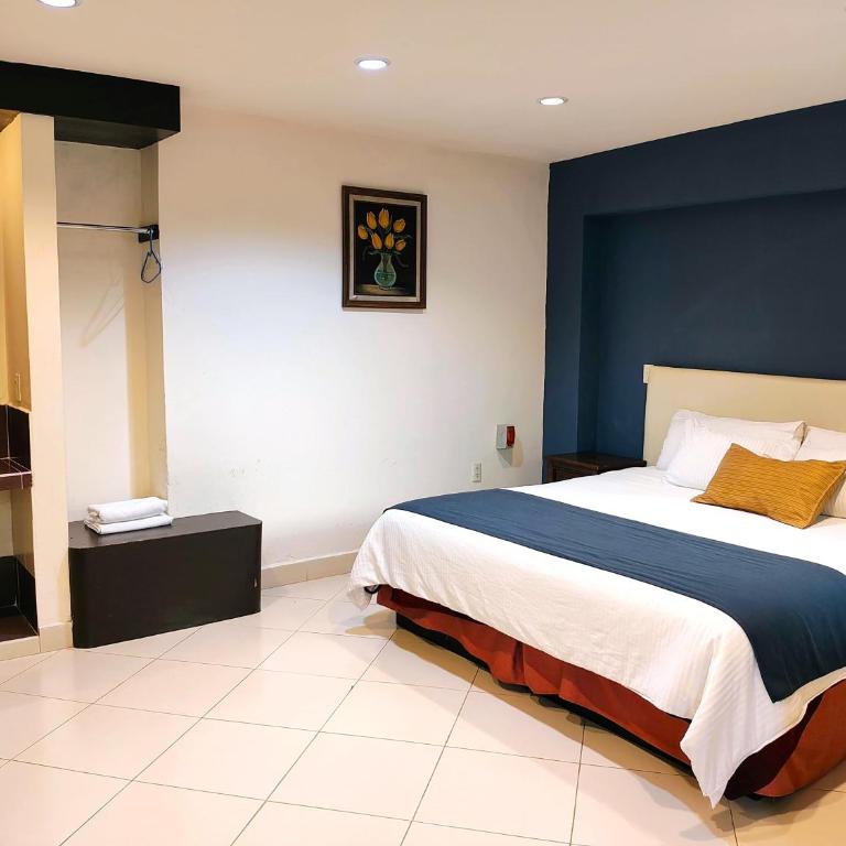 Hotel Jardines del Centro - Superior King Room - 4