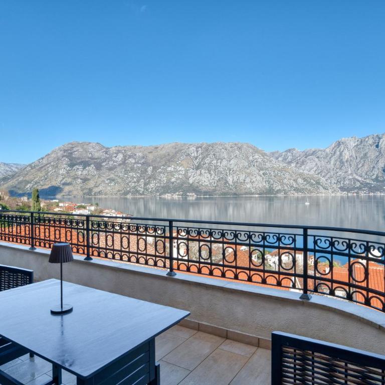 Luxury Design 2-Bedroom apartment by MN Property - Two-Bedroom Apartment with Balcony and Sea View - 1