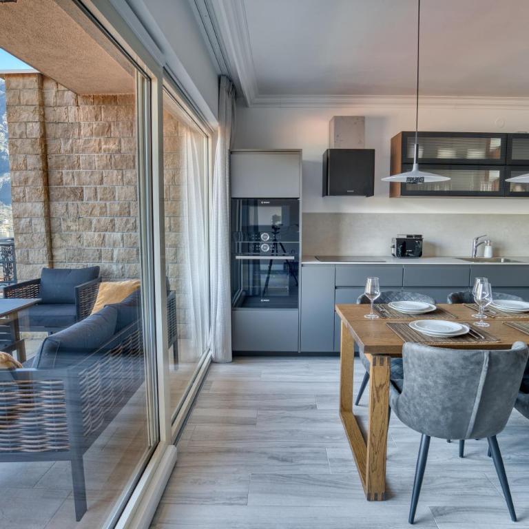 Luxury Design 2-Bedroom apartment by MN Property - Two-Bedroom Apartment with Balcony and Sea View - 8