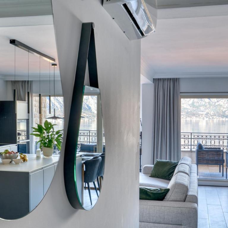 Luxury Design 2-Bedroom apartment by MN Property - Two-Bedroom Apartment with Balcony and Sea View - 9