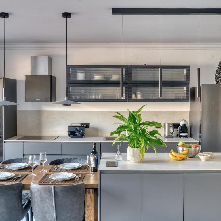 Luxury Design 2-Bedroom apartment by MN Property - Two-Bedroom Apartment with Balcony and Sea View - 24