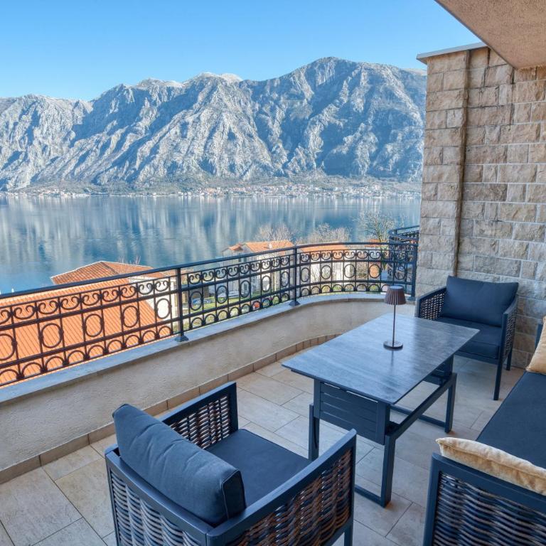 Luxury Design 2-Bedroom apartment by MN Property - Two-Bedroom Apartment with Balcony and Sea View - 28