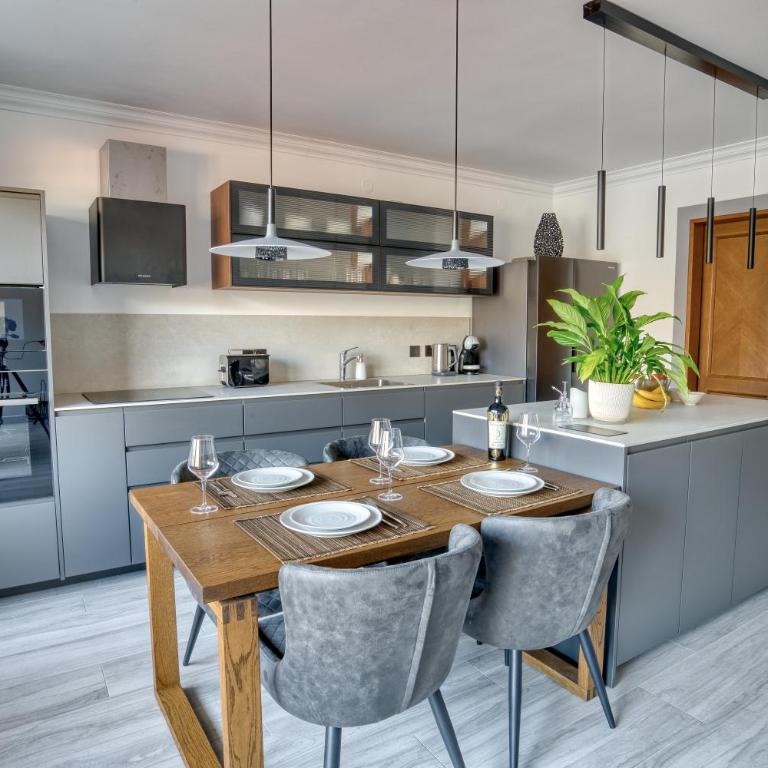 Luxury Design 2-Bedroom apartment by MN Property - Two-Bedroom Apartment with Balcony and Sea View - 31