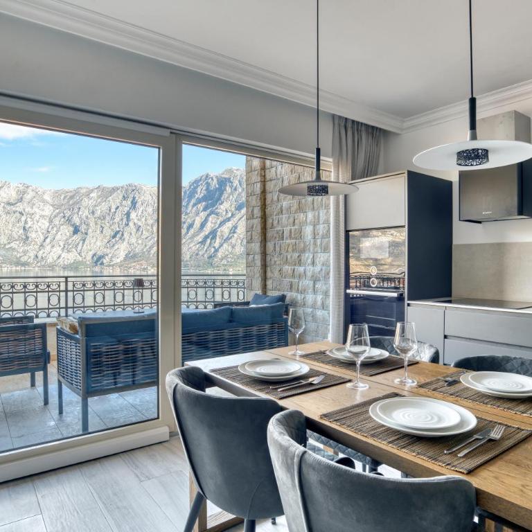 Luxury Design 2-Bedroom apartment by MN Property - Two-Bedroom Apartment with Balcony and Sea View - 36