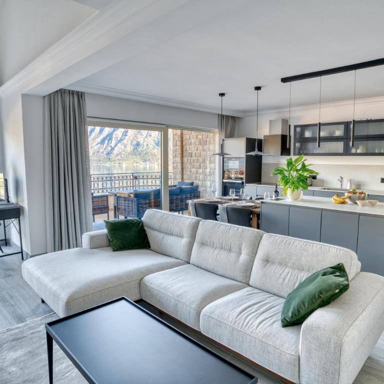 Luxury Design 2-Bedroom apartment by MN Property - Two-Bedroom Apartment with Balcony and Sea View - 37